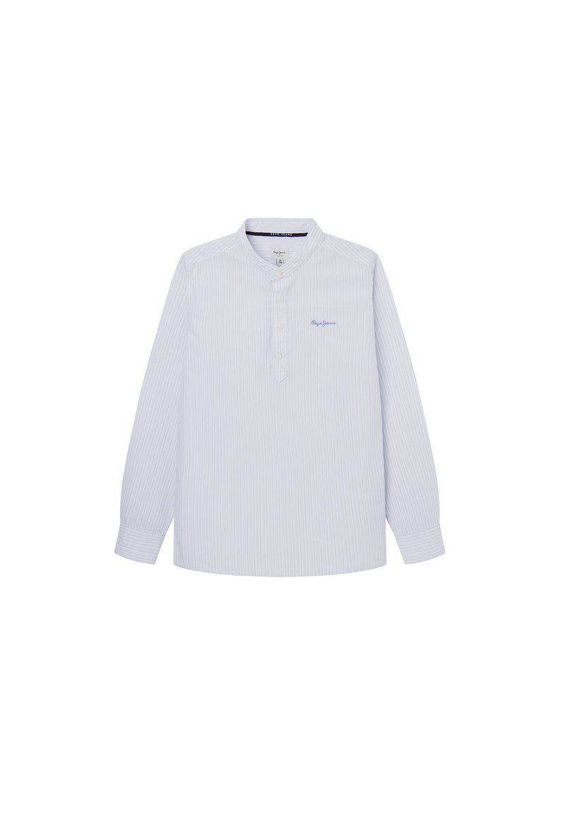 Světle modrá pruhovaná košile s dlouhým rukávem, s bandovým límcem, čtyřmi knoflíky na předním zapínání a malou vyšívanou nášivkou na hrudi.