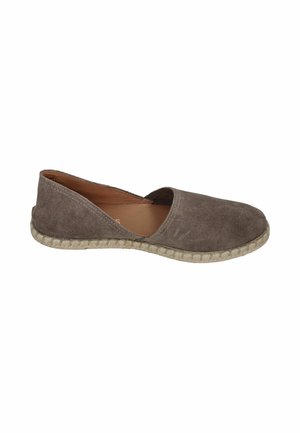 Zapato esparto marrón de ante tipo slip-on con suela tejida y tacón bajo, mostrado de lado sobre un fondo blanco.