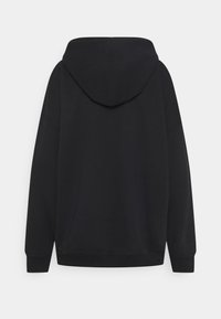 Černá mikina s kapucí a volným střihem, která se vyznačuje jemnou texturou, ribovanými manžetami a surovým lemem na spodním okraji. Čistý, minimalistický design.
