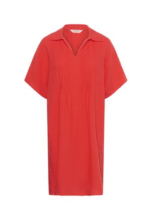 Robe rouge ample longueur genou avec manches courtes, col en V et détails plissés verticaux sur le devant.