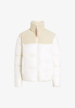 Valkoinen puffatakkia, jossa on kerma fleece-yläpaneeli ja korkea kaulus. Varustettu edessä olevalla vetoketjulla ja tarralla, jossa on "Calvin Klein" -logo.