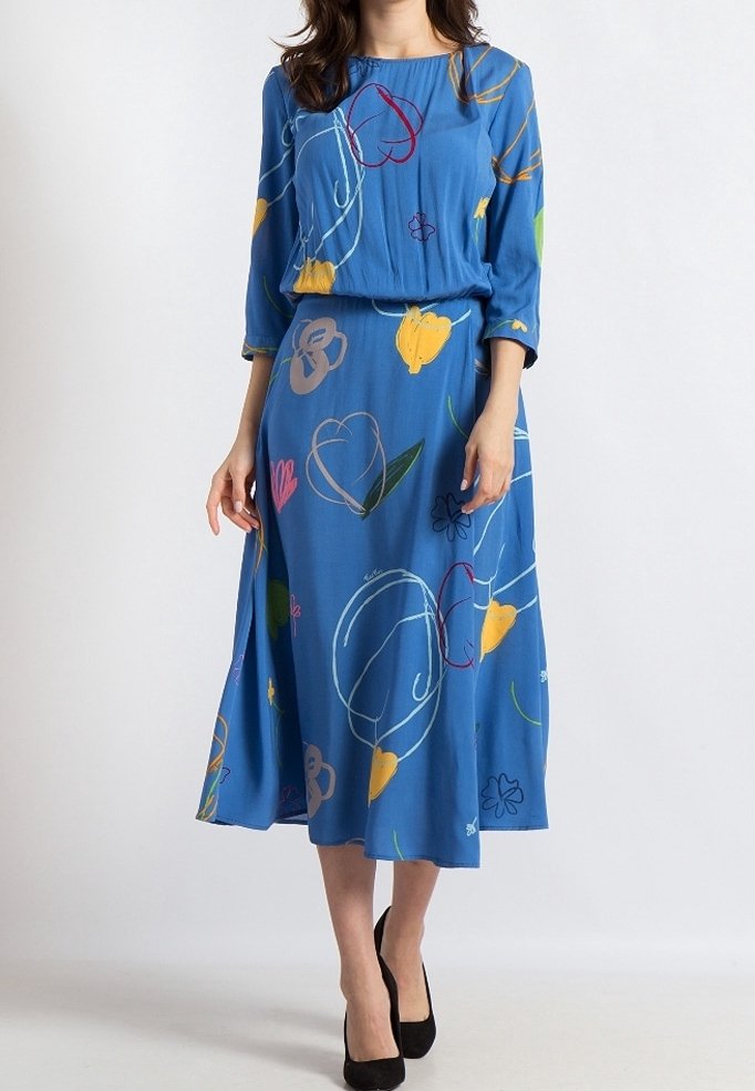 Robe bleue avec des manches 3/4, motifs floraux en jaune, rose et vert. Tissu léger ; silhouette en A, longueur genou, avec une coupe décontractée.