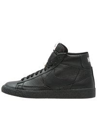 Schwarze Leder-Hochschuh-Sneaker mit strukturiertem Obermaterial, gepolstertem Schaft und schwarzer Gummisohle. Mit weißem Branding an der Ferse und Zunge.
