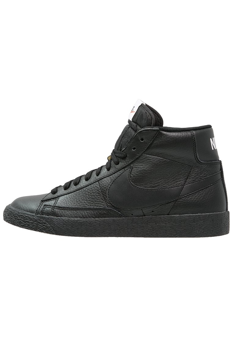 Schwarze Leder-Hochschuh-Sneaker mit strukturiertem Obermaterial, gepolstertem Schaft und schwarzer Gummisohle. Mit weißem Branding an der Ferse und Zunge.