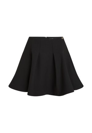 Jupe plissée noire à la forme évasée, fabriquée en tissu lisse. Dotée d'une fermeture éclair dissimulée à l'arrière et d'un petit logo en accent.