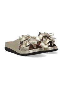 Goldene, metallische Rutschsandalen mit großen Schleifenakzenten und einem ausgestanzten Design. Sie verfügen über eine strukturierte schwarze Sohle und ein glattes Obermaterial.