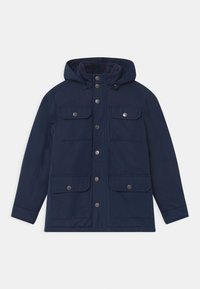 Giacca blu navale con cappuccio, dotata di un morbido rivestimento interno, due tasche sul petto con pattina e bottoni a pressione argento. Texture esterna liscia.