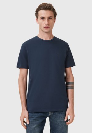 Marineblå bomulds t-shirt med rund halsudskæring og korte ærmer, med et lille broderet logo på venstre bryst.