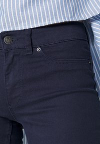 Vero Moda Petite VMHOTSEVEN ZIP PANTS - Calças de ganga de corte skinny - navy blazer