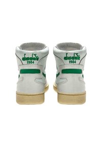 Sneaker alte realizzate in pelle grigia chiara con accenti verdi. Tra le caratteristiche ci sono un colletto imbottito e una suola in gomma testurizzata. Logo in tessuto sul tallone.