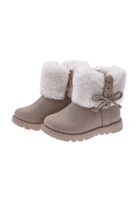Botas marrones con un suave puño de piel sintética blanca, un cierre lateral y un acento de lazo decorativo. Parte superior de tela texturizada y suela de goma.