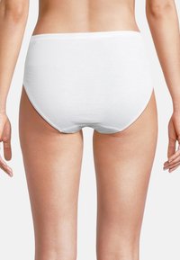 Weiße, hochtaillierte Unterwäsche aus glattem, weichem Material, mit voller Bedeckung und ohne sichtbare Nähte, die ein sauberes, minimalistisches Design zeigt.