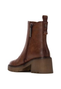 Stivale alla caviglia in pelle marrone con cerniera laterale, punta arrotondata e tacco a blocco spesso con suola testurizzata per una migliore aderenza.