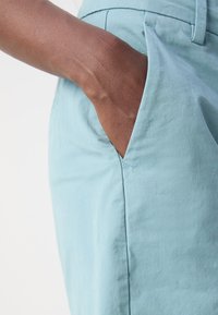 Marc O'Polo CHINO STYLE MEDIUM WAIST FRENCH POCKETS - Šortky - soft teal