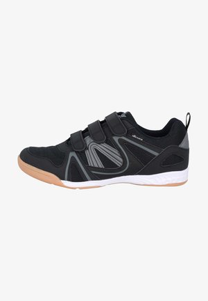 Chaussure de sport noire avec accents gris, trois bandes velcro, semelle intermédiaire blanche et semelle extérieure en caoutchouc marron clair, vue de côté.