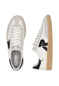 Sneaker bianche e grigie con suola in gomma, realizzate in materiali scamosciati e in pelle, con punta rotonda e un logo nero distintivo sui lati.