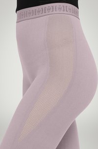 Leggings lilla chiaro con un pannello in rete testurizzata di lato, tessuto morbido e una cintura elastica a contrasto con dettagli del logo.