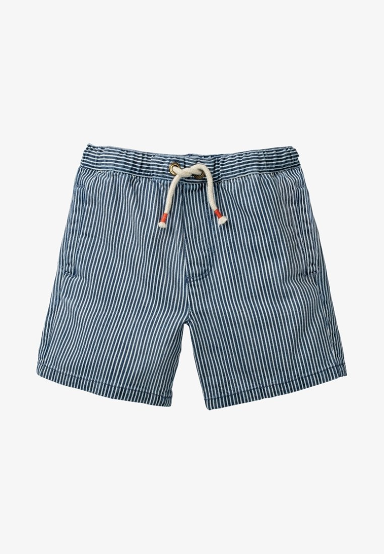 Short rayé vertical bleu et blanc avec une taille élastique et un cordon blanc aux extrémités rouges.