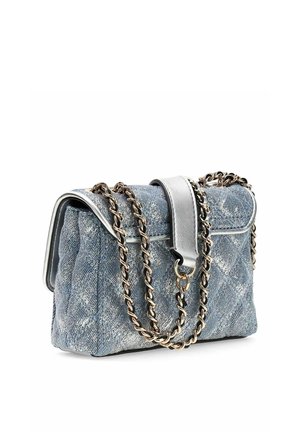 Petit sac à main en jean texturé avec rabat métallique argenté, détail matelassé et bandoulière chaîne dorée drapée sur le devant.