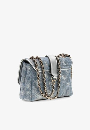 Kleine handtas met jeansstructuur, zilverkleurige metalen klep, doorgestikte details en een goudkleurige kettingriem die over de voorkant hangt.