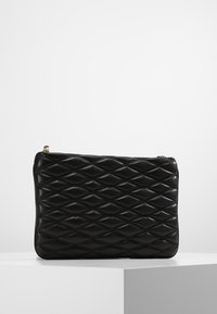 Pochette nera in pelle con motivo a diamante trapuntato, zip dorata, texture liscia, forma rettangolare e design minimalista.