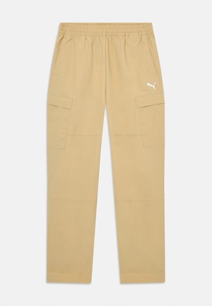 Pantalons cargo beige avec une taille élastique, des poches latérales et un petit logo blanc sur la cuisse supérieure. Fabriqués en tissu léger.