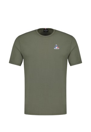 T-shirt vert olive à manches courtes avec col rond, arborant le logo Le Coq Sportif en bleu, blanc et rouge sur la poitrine gauche.