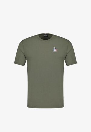 T-shirt vert olive à manches courtes avec col rond, arborant le logo Le Coq Sportif en bleu, blanc et rouge sur la poitrine gauche.