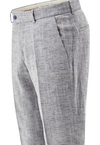 Lichtgrijze broeken van een textuurstof, met zichtbare plooien en zijzakken. Inclusief een knoopsluiting en subtiele blauwe accenten.