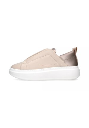 Sneaker slip-on con tomaia beige e accenti grigi, caratterizzato da una suola platform bianca e dettagli di cucitura minimi.