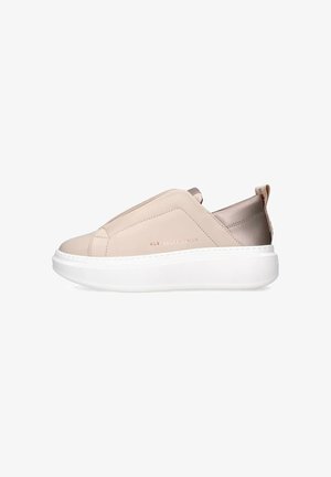Sneaker slip-on con tomaia beige e accenti grigi, caratterizzato da una suola platform bianca e dettagli di cucitura minimi.