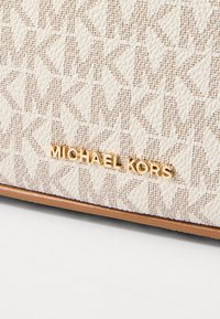 MICHAEL Michael Kors JET SET BODY STRAP - Skuldertasker - vanilla