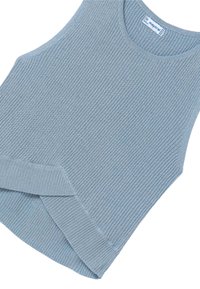 Top senza maniche di colore azzurro chiaro, realizzato in maglia con una texture a costa e scollatura rotonda. Presenta un orlo leggermente curvo con un dettaglio di tessuto sovrapposto.
