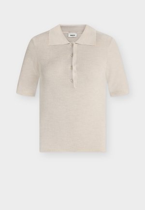 Polo a maniche corte color crema con struttura a coste, collo e quattro bottoni sul davanti.