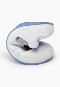 Bílé kožené boty s modrou gumovou podrážkou, které mají flexibilní design umožňující ohýbání a skladování. Texturovaný svršek pro lepší přilnavost.
