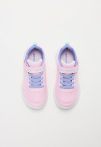Sneaker in rete rosa con accenti di lilla, design con lacci, cinturino regolabile, suola imbottita e superficie texture. Logo sul cinturino.
