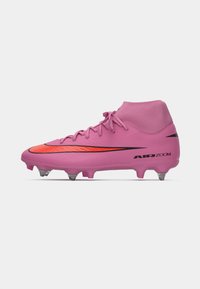 Roze voetbalschoen met een strakke uitstraling, voorzien van een zwarte Nike swoosh en "AIR ZOOM" branding op de hiel, verhoogd door doorzichtige noppen.