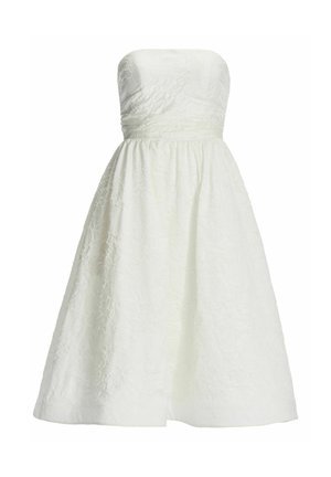 Biała sukienka bez ramiączek z kwiatowym wzorem koronkowym, dopasowaną górą, marszczonym pasem i rozkloszowaną spódnicą sięgającą kolan.