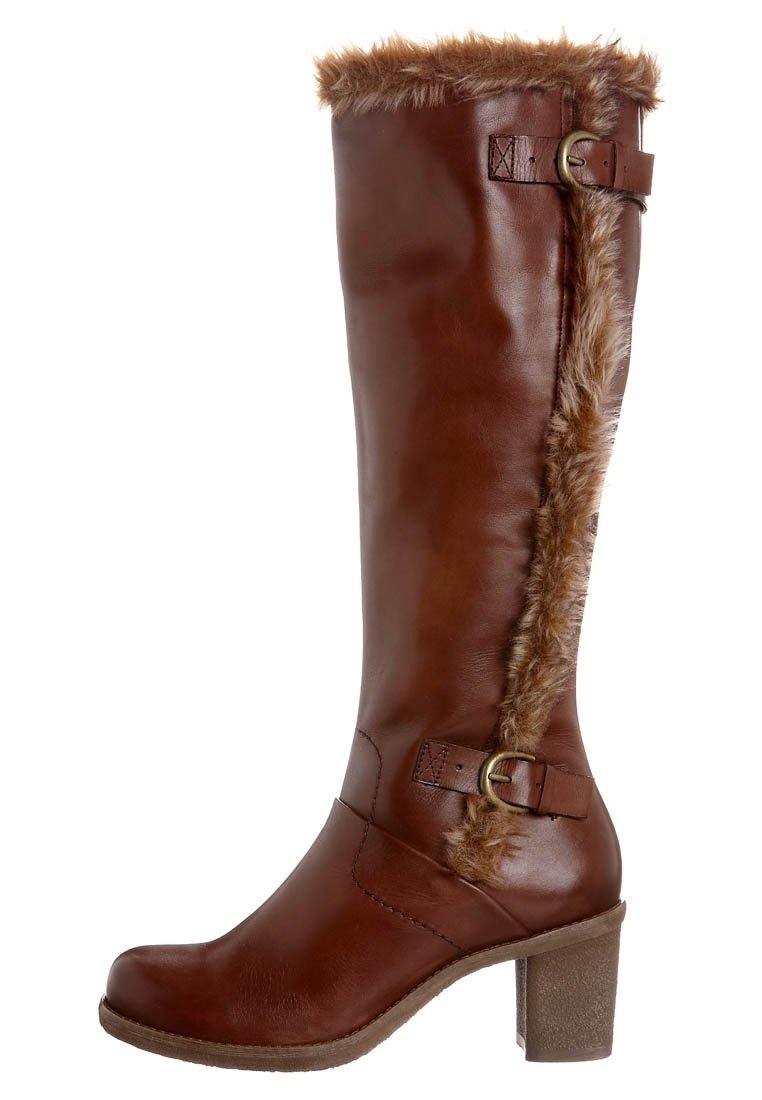 Stivale marrone in pelle fino al ginocchio con bordo in pelliccia sintetica sulla parte superiore, fibbie laterali e tacco robusto per maggiore stabilità.