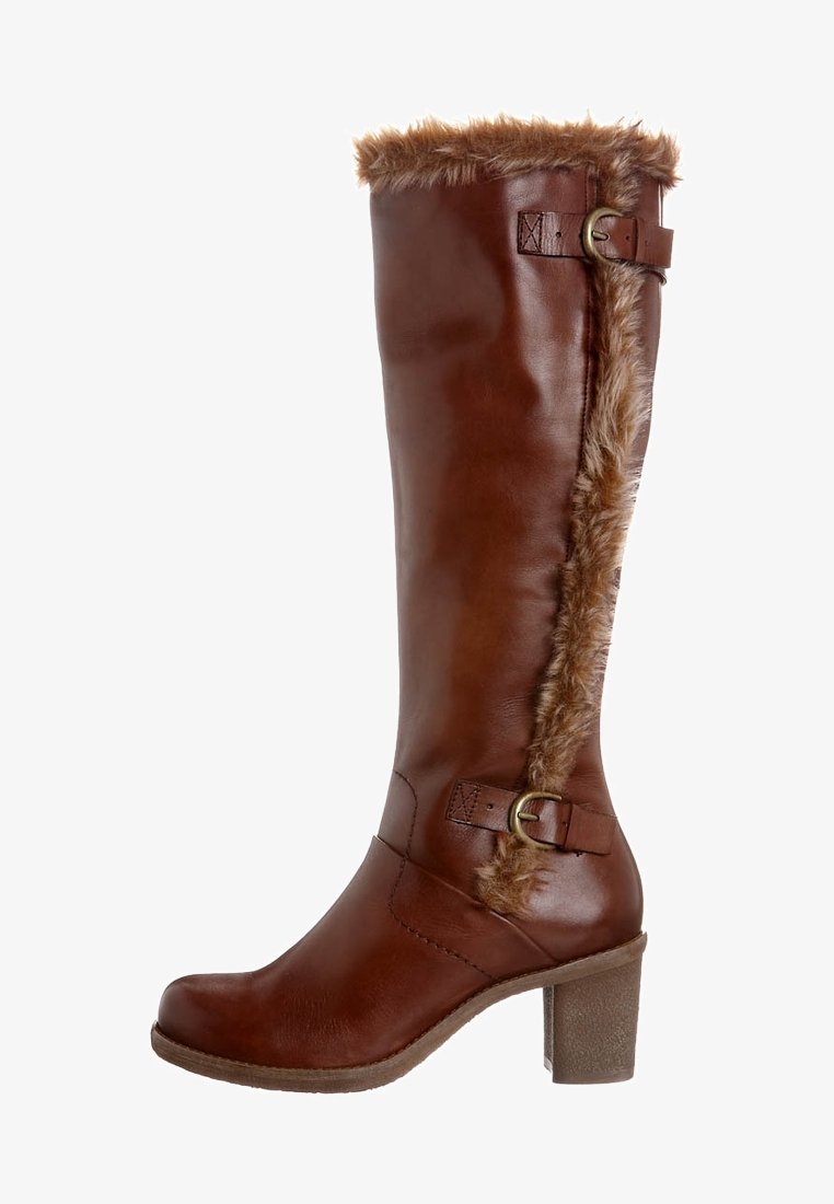 Stivale marrone in pelle fino al ginocchio con bordo in pelliccia sintetica sulla parte superiore, fibbie laterali e tacco robusto per maggiore stabilità.