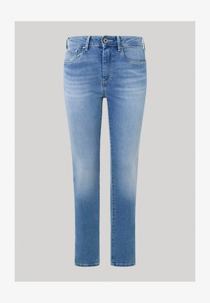 Svijetloplave traperice s uskim krojem, diskretnim izbljeđenjem, dizajnom s pet džepova, te zatvaranjem na patentni zatvarač i gumb.