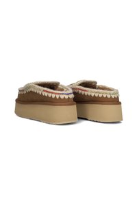 Scarpe slip-on con piattaforma marroni, con una fodera testurizzata e morbida e un profilo decorativo intrecciato con accenti colorati lungo il bordo superiore.