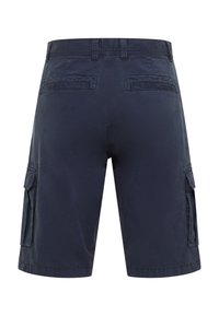 Granatowe spodenki cargo z dwiema kieszeniami bocznymi i dwiema kieszeniami z tyłu, wykonane z lekkiego materiału o gładkiej teksturze.