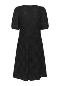 Abito in pizzo nero con silhouette svasata, maniche a sbuffo corte, motivi floreali e finitura testurizzata. La vista posteriore mostra dettagli delle cuciture.