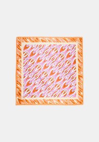 Jedwabny szalik z pomarańczowym i kremowym brzegiem oraz centralnym różowym i białym wzorem abstrakcyjnym przypominającym fale lub liście.