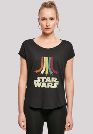 Czarny t-shirt z krótkim rękawem z kolorową grafiką w paski i sylwetkami, z napisem "STAR WARS" w stylu postarzanym.