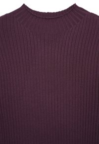 Rippstrickpullover in dunkelviolett mit hohem Kragen. Der Stoff hat eine feine Textur, mit vertikalen Linien und einem subtilen Stretch.