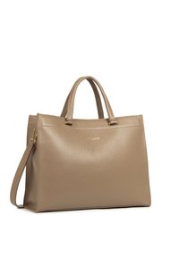 Sac fourre-tout en cuir beige avec deux anses supérieures, bandoulière amovible, texture lisse, logo doré subtil et compartiment principal ouvert.