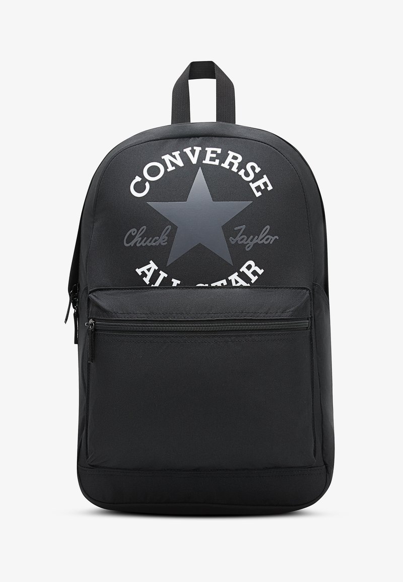 Czarny plecak z przednią kieszenią na zamek błyskawiczny, z dużą szarą gwiazdą i białym tekstem "Converse All Star Chuck Taylor" na przednim panelu.