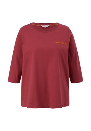 Rood overhemd met driekwart mouwen, ronde hals en kleine gele tekst "[CONNECT]" op de linkerborst.